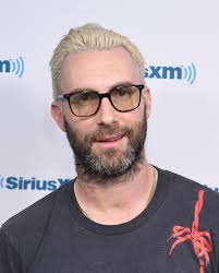 Adam levine shared his reaction after blake shelton declared he wants the maroon 5 star to sing at adam levine is stirring the pot! Adam Levine Steckbrief Bilder Und News Web De
