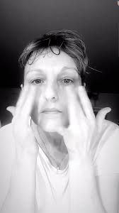 Cernes et Poches ont connais toutes!!!ces zones sont si fragiles!!! Activer  le drainage sanguin et lymphatique restent la meilleure solution pour  rafraîchir le regard , LOVE, #facialtreatment #regard ...