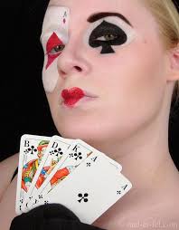 Hailey wird dabei auffällig geschminkt und man muss sich schon sorgen um das geistige wohl der. Pin Von Heather Perrier Auf Halloween Karneval Alice Im Wunderland Party Wunderland Party Spielkarten