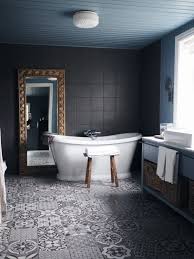 Une Maison Noire En Pleine Nature Planete Deco A Homes World Bathroom Design Decor Stylish Bathroom Farmhouse Bathroom Decor
