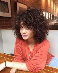 Coupes Carrees Bouclees Un Charme Irresistible La Preuve Dans Ces Modeles Short Curly Hairstyles For Women Curly Hair Styles Curly Hair Styles Naturally
