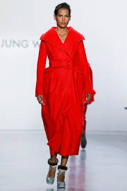 الألوان الزاهية تتصدر صيحات أسابيع الموضة لشتاء 2020 Ready To Wear Fashion How To Wear