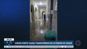 Fortes chuvas alagam ruas de Canindé, no interior do Ceará