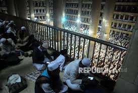 Kamis, 11 mei 2017 (15 sya'ban 1438 h) Warga Muslim Kalsel Meriahkan Masjid Dengan Nisfu Syaban Republika Online