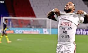 Memphis depay soccer player psv eindhoven football player netherlands national football team. Memphis Depay Displays Heartwarming Message For The Injured Virgil Van Dijk