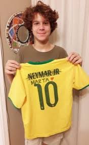 Lembra dele? Menino que riscou Neymar de camisa celebra Marta – R7 Esportes