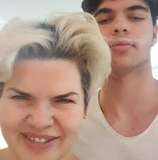 5 Gündür eve gelmeyen kızını saçından tutarak götürmeye çalıştı  DİYARBAKIR'da kimliği belirsiz kadın, 5 gündür eve gelmediği öne sürülen  kızını, saçlarından tutup sürükleyerek götürmek istedi. #diyarbakır