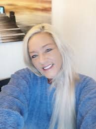 Holly Pond's Instagram, Twitter & Facebook