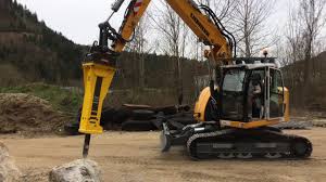 Un Marteau Brise Roche Hydraulique Brh En Action Youtube