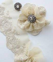 Et pourquoi ne pas créer des broches à fleurs en tissu pour le jour de votre mariage ? 1001 Idees Comment Faire Des Fleurs En Tissu Impressionnantes Fleurs En Tissu Diy Faire Des Fleurs En Tissu Fleurs En Tissu