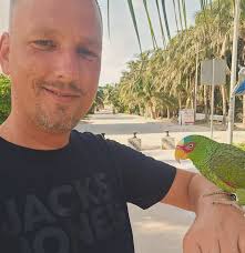 Heute haben wir vor Belize City Anker geworfen. Da unser Schiff zu groß für  den Hafen war, ging es für uns mit dem Tender an Land — ganze 5 Meilen über  das