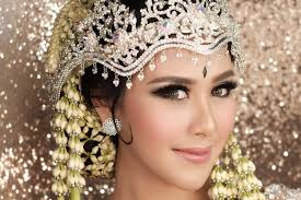 Pengantin jawa dengan hijab (sumber: 5 Riasan Pengantin Adat Sunda Yang Memiliki Makna Sakral