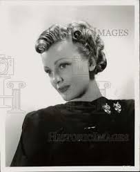1939 Press Photo Actress Virginia Grey wears the latest hairstyle in "The  Women"