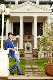 Srk At His Home Mannat Shahrukh Khan Shahrukh Khan Family Bollywood Stars Srk family resides in the bungalow.