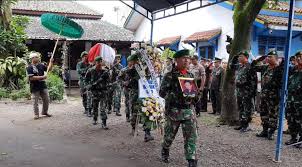 Eits, upacara pemakaman adat tana toraja ini tak bisa anda lewatkan begitu saja. Penghormatan Terakhir Kodim 0620 Cirebon Gelar Upacara Pemakaman Militer