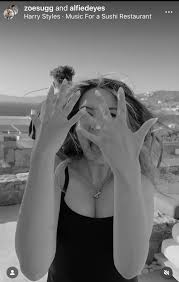 Zoe Sugg (zoella) engaged to Alfie Deyes : r/BeautyGuruChatter image