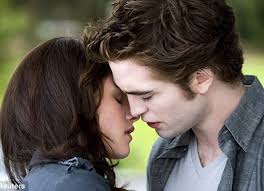 Trăng non ra mắt, khán giả "đối đầu" với giới phê bình