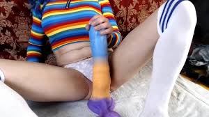 Grote dildos die mijn tranny buik doen uitpuilen