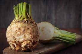 Procedimento con un coltellino pelate il sedano rapa, tagliatelo a fettine spesse circa mezzo centimetro, poi sbollentatele in acqua salata per sgocciolatele e asciugatele su carta assorbente da cucina. Il Sedano Rapa Come Cucinarlo In Padella Lesso O In Insalata Donnad