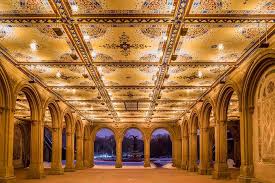 Bethesda terrace and fountain are two architectural features overlooking the southern shore of the lake in new york city's central park. Der Central Park In New York City