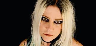 Toquei a Flying V como brincadeira; era uma guitarra muito metal", diz  Donita Sparks