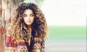 Quanto più la chioma è riccia tanto più è voluminosa e quindi si potrà tagliare meno rispetto che a un boccolo più allungato. Capelli Ricci Vs Lisci Differenze E Tagli Giulio Art Studio