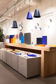 Victoria Wilmotte Expose Dans La Boutique A Rebours A Paris Le Showroom Regroupe Des Collections Varies De Mobilier D Mobilier Maison Maison Moderne Mobilier