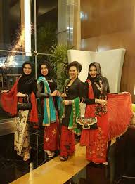 Batik And Black Kebaya Wanita Hitam