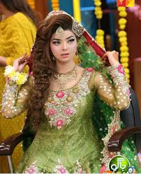 Pin By Mar U J On Mehndi Brides Makeup Hair Pakistani Bridal Makeup Bridal Mehndi Dresses Pakistani Wedding Dresses