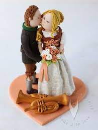 Für torten empfehlen wir generell zuckerpapier, da der druck farbintensiver ist und zuckerpapier besser aufliegt als oblaten. 14 Trachten Brautpaare Fur Die Hochzeitstorte Hochzeitstortenfiguren Ideen Hochzeit Torte Figuren Hochzeitstortenfiguren Torten Figuren