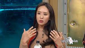 2 3 걸 그룹 쥬얼리 의 리더였지만, 2010년 서인영 과 함께 팀에서 탈퇴하였다. ë°•ì •ì•„ ì¥¬ì–¼ë¦¬ ë§ˆì§€ë§‰ ë¬´ëŒ€ í›„íšŒ í•´ì²´ í›„ Tv ëŠì—ˆë‹¤
