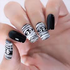 28+ uñas negras con rojo vino | modelos de uñas. Manicura En Color Negro Con Diseno En Varios Dedos De Momias