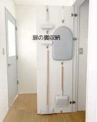 nao on instagram 掃除用具とメンテナンス用具の収納庫の扉裏収納 本当はシンプルな粘着テープのフックや穴を開けるタイプのフック を付けて収納したかったのですが 取り外した時の事を考えると なるべく跡の残らない方がいいなーと 探して見つけた door 収納