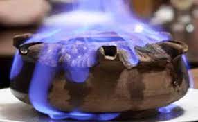 Gli ingredienti del caffè alla valdostana sono 4 tazzine di caffè, 2 tazzine di grappa valdostana, 8 cucchiaini di zucchero e varie scorzette di limone e d'arancio. Caffe Alla Valdostana Con Grolla