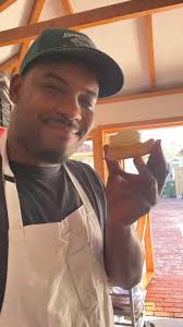 Lionel Boyce (Marcus) mit Courtney Storer (The Bear Culinary Director)  zeigt die gute Art von Method Acting