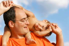 Der vater sollte sich die zeit nehmen, sich dann intensiv mit seínem kind zu beschäftigen. Papakinder Wenn Papa Plotzlich Der Grosste Ist Vaterfreuden De Die Seite Fur Vater