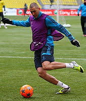 C'est malheureusement devenu une mauvaise habitude après chaque match de l'équipe de france : Karim Benzema Wikipedia