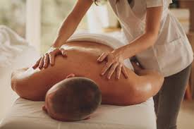 Centro massaggi a luci rosse a Bologna: Ragazze sfruttate nei camerini e  clienti filmati di nascosto