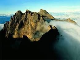 Gambar pemandangan gunung menjadi salah satu pilihan favorit saat akan menggambar ataupun mewarnai. Gambar Gunung Kinabalu Sabah