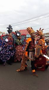 Sebelum memilih model baju untuk perut buncit, hal pertama yang patut anda perhatikan adalah warnanya. Kumpulan Desain Baju Pada Karnaval Batik Besurek Bengkulu 2016 Milda Ini