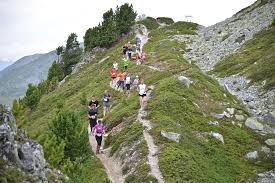 Sur 31 kilomètres, de sierre au point culminant (2 425 m ), le parcours s'élève de quelque 2 200 mètres, avant de redescendre jusqu'à zinal (1 680 m ). Sierre Zinal Valais1815