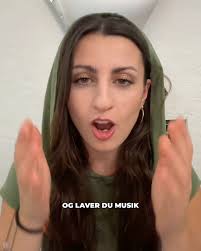 Årets Nordjyske Sangskriver 2021" Al Jacobi har begivet sig op på toppen af  Skråen i en live version af singlen "Rooftop". "I can see it all, it's too  much, looking down" Videoen