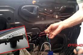 Jika kunci otomatis terletak di sandaran tangan sisi pengemudi, anda bisa mengaktifkannya hanya dengan menekan pengunci tersebut dengan batang logam tipis. Pasang Central Lock Mobil Cuma Rp 75 000