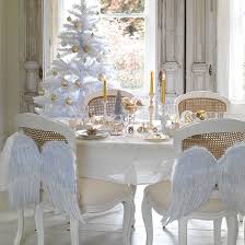 45 Deko Ideen Fur Den Weihnachtstisch Ein Frohliches Fest Weihnachts Stuhl Weihnachtstisch Landhaus Innen