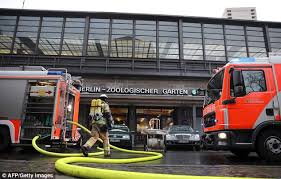 Grund ist eine technische störung an einem zug in #zoologischer_garten. Berlin Zoo Station Evacuated Due To Smoke Daily Mail Online