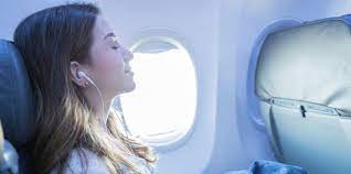 sommige mensen slapen al voordat het vliegtuig goed en wel is opgestegen anderen doen de hele reis geen oog dicht zolang je vliegtuig vakantie reizen slapen