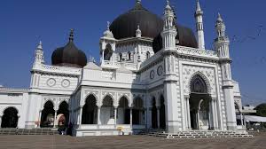 Dan antara masjid yang paling popular di malaysia terletak di alor setar, kedah darul aman. Masjid Zahir Alor Setar
