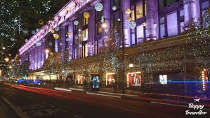 5 buckingham palace tο buckingham palace βρίσκετε στο λονδίνο εκεί πέρα μένει η βασίλισσα και ο βασιλιάς. A3exasta Xristoygenna Sto Giortino Londino Happy Traveller