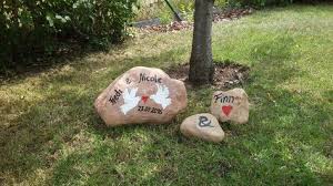 Bemalte Feldsteine Als Gartendeko Geschenk Fur Liebe Freunde Zur Erinnerung An Ihrer Hochzeit Liebe Freundin Steine Und Steine Bemalen