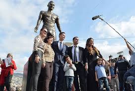 Choose to see the world with safety. Cristiano Ronaldo Statue Mit Pikantem Detail
